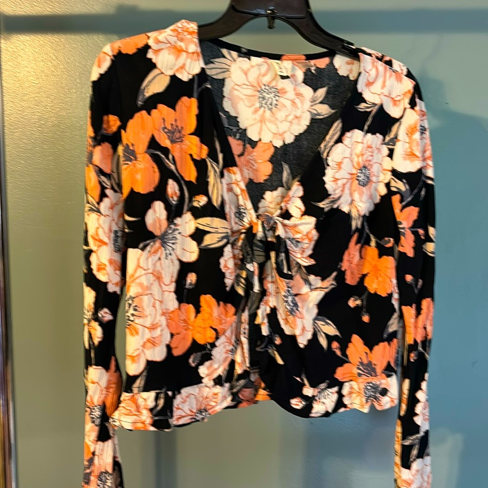 Adorable Roxy tie cropped top size small